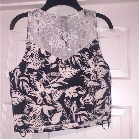 Black&white floral crop top with mesh in the back - Picture 2 of 2